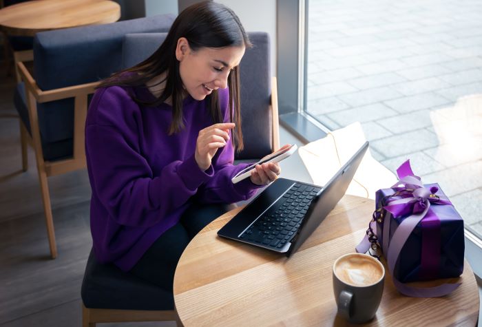 Woman in a cafe on her laptop
